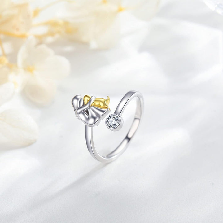 Silberring mit Hundemotiv und Zirkoniasteinen.