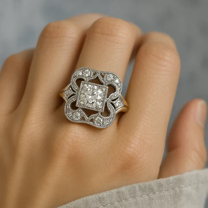 Goldener Vintage-Ring mit Zirkonia
